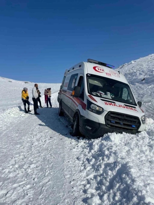 Elazığ&rsquo;da hasta &ccedil;ocuk greyderle ambulansa ulaştırıldı
