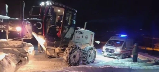 Elazığ&rsquo;da hastaya giderken karda mahsur kalan ambulans kurtarıldı
