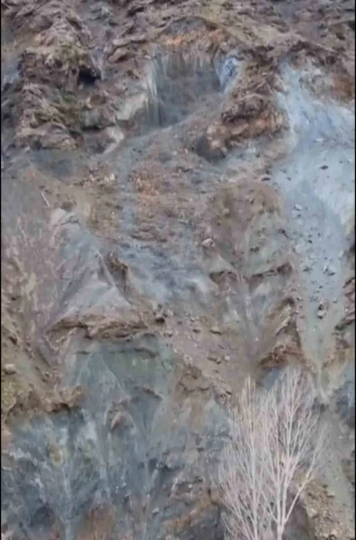 Elazığ&rsquo;da heyelan anı kamerada
