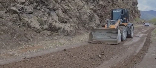 Elazığ&rsquo;da heyelan nedeniyle kapanan k&ouml;y yolu yeniden ulaşıma a&ccedil;ıldı
