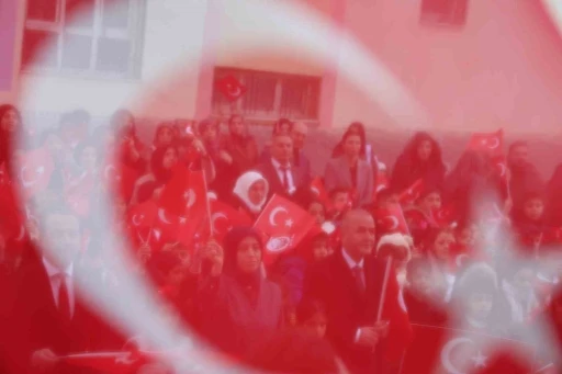 Elazığ&rsquo;da ikinci d&ouml;nemin ilk ders zili &lsquo;Bayrak Sevgisi&rsquo; ile &ccedil;aldı
