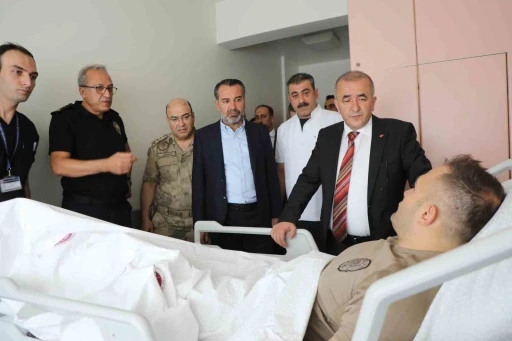 Elazığ’da il protokolü çatışmada yaralanan polisi ziyaret etti
