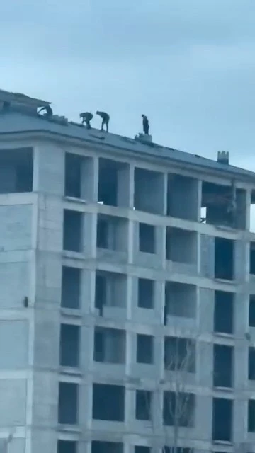 Elazığ&rsquo;da inşaat iş&ccedil;ilerinin tehlikeli &ccedil;alışması kameraya yansıdı

