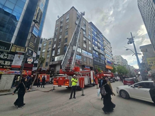 Elazığ&rsquo;da iş merkezinin &ccedil;atısında yangın paniği
