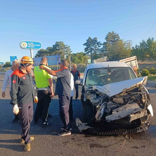 Elazığ&rsquo;da kamyon ile hafif ticari ara&ccedil; &ccedil;arpıştı: 1 yaralı
