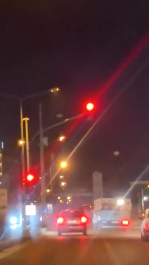Elazığ&rsquo;da kamyonetle makas atan s&uuml;r&uuml;c&uuml; kamerada
