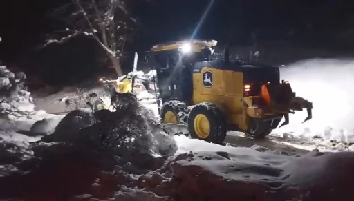 Elazığ&rsquo;da kapalı k&ouml;y yollarında kar temizleme &ccedil;alışmaları s&uuml;r&uuml;yor
