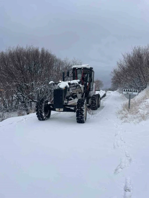 Elazığ&rsquo;da kapalı k&ouml;y yolu 103 oldu, ekipler &ccedil;alışmalarını s&uuml;rd&uuml;r&uuml;yor
