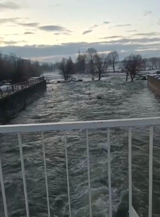 Elazığ&rsquo;da kar suları eridi, dereler coştu
