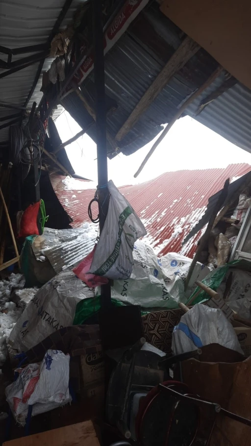 Elazığ&rsquo;da kar ve fırtına k&ouml;y&uuml;n tek marketini kullanılamaz hale getirdi
