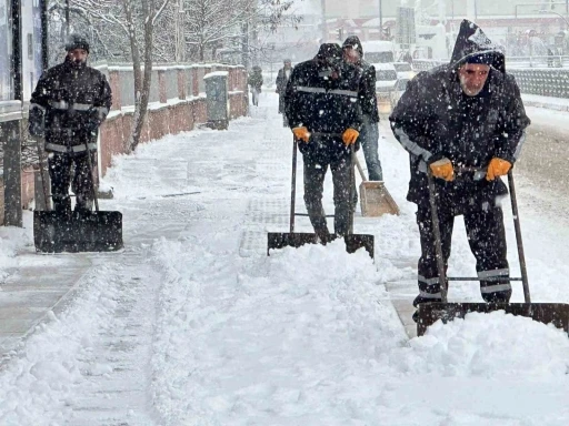 Elazığ&rsquo;da kar yağışı etkili oldu, belediye ekipleri sahada
