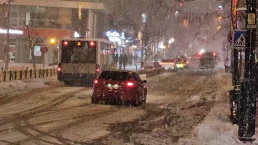 Elazığ&rsquo;da kar yağışı etkisini s&uuml;rd&uuml;r&uuml;yor
