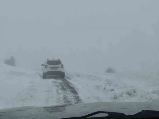 Elazığ&rsquo;da kar yağışında mahsur kalan ara&ccedil; kurtarıldı
