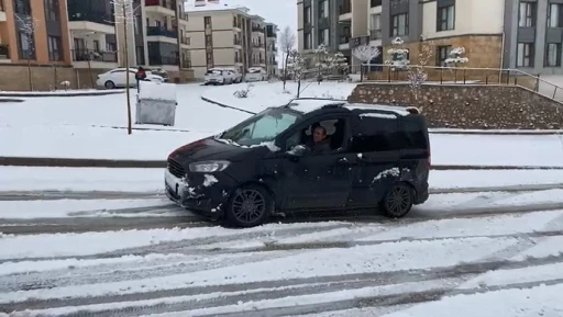 Elazığ&rsquo;da kar yağışından dolayı ara&ccedil;lar yolda kaldı
