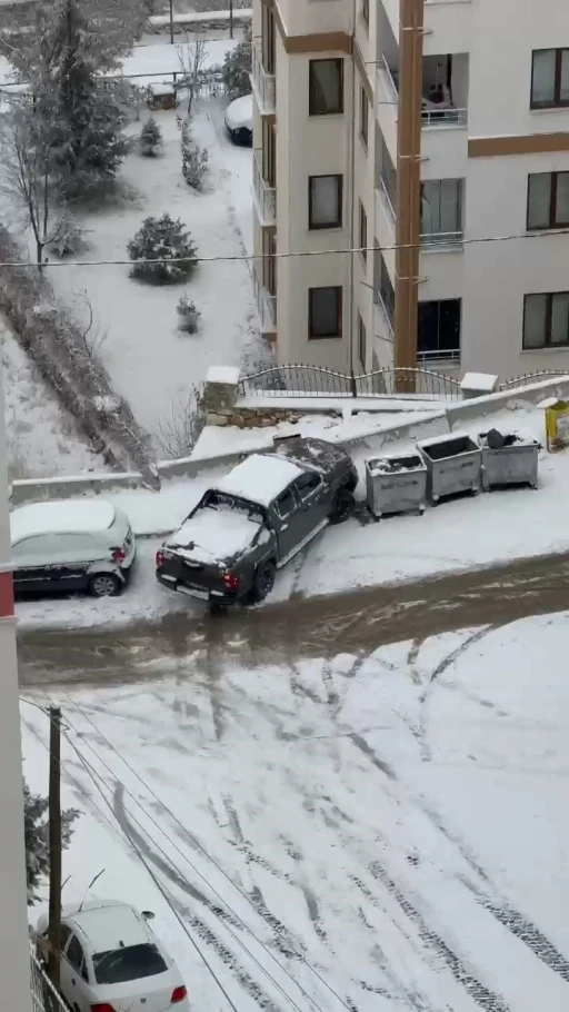 Elazığ&rsquo;da karda kayan ara&ccedil;lar kameraya yansıdı

