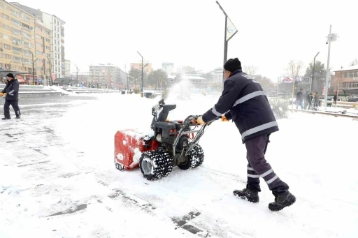 Elazığ&rsquo;da karla m&uuml;cadele &ccedil;alışmaları s&uuml;r&uuml;yor
