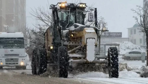 Elazığ&rsquo;da karla m&uuml;cadele &ccedil;alışmaları s&uuml;r&uuml;yor
