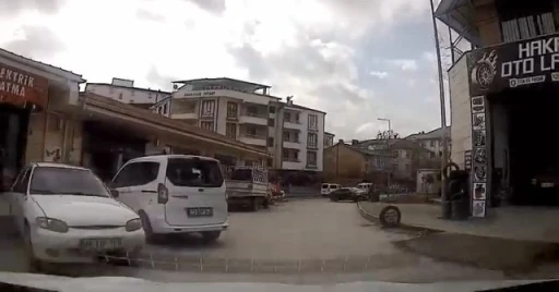Elazığ&rsquo;da kaza ucuz atlatıldı: Saniyelerle &ouml;l&uuml;mden d&ouml;nd&uuml;
