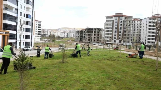 Elazığ&rsquo;da kent genelinde yeşil alan &ccedil;alışmaları s&uuml;r&uuml;yor
