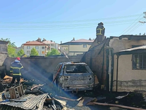 Elazığ’da korkutan yangın: Araba kullanılamaz hale geldi, odunluk kül oldu

