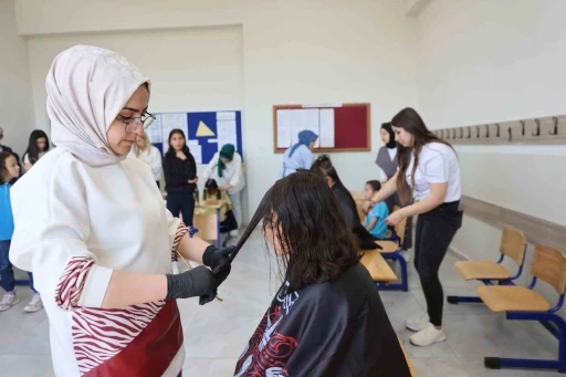 Elazığ’da köy okulu öğrencilerine büyük jest: Bayram öncesi saçlarını kesip bakımlarını yaptılar
