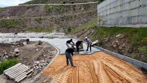 Elazığ&rsquo;da Kurban Bayramı &ouml;ncesinde, mezarlıklarda temizlik &ccedil;alışmaları s&uuml;r&uuml;yor
