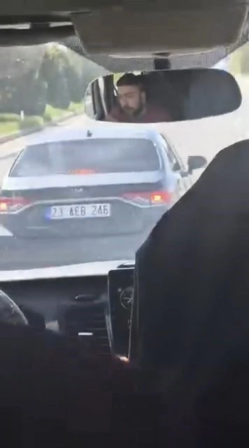 Elazığ&rsquo;da maganda dehşeti: Otomobiliyle yolcu minib&uuml;s&uuml;n&uuml; sıkıştırdı
