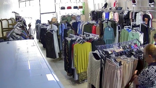 Elazığ&rsquo;da mağazadan hırsızlık anı kamerada
