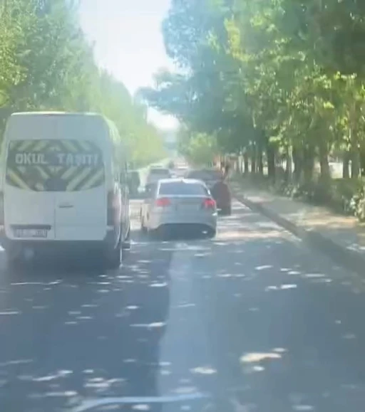Elazığ’da makas atan sürücü kamerada
