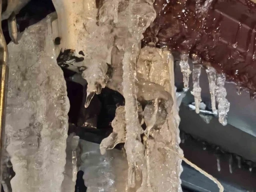 Elazığ&rsquo;da metrelerce buz sarkıtı oluştu
