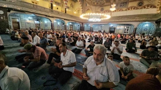 Elazığ’da Mevlid Kandili’nde camiler doldu
