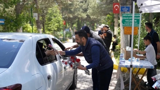 Elazığ&rsquo;da mezarlığa giden vatandaşlara karanfil dağıtıldı

