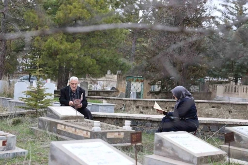Elazığ&rsquo;da mezarlıklarda ziyaret&ccedil;i yoğunluğu
