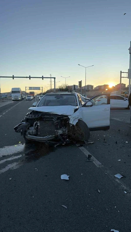 Elazığ&rsquo;da minib&uuml;s ile cip &ccedil;arpıştı: 2 yaralı
