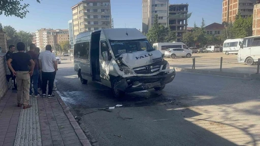 Elazığ’da minibüs otobüse çarptı: 8 yaralı
