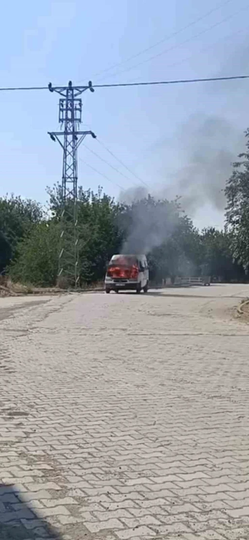 Elazığ&rsquo;da minib&uuml;s yangını

