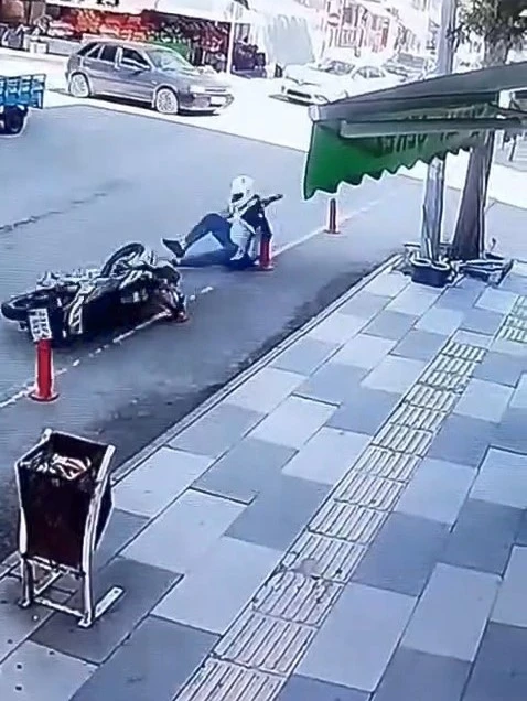 Elazığ&rsquo;da motosiklet kazası kamerada
