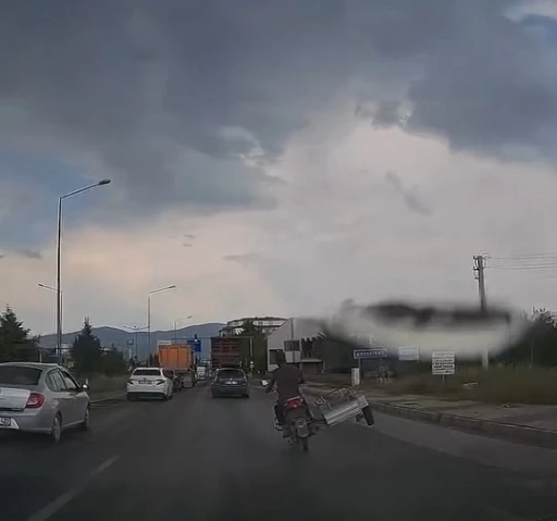 Elazığ&rsquo;da motosiklet s&uuml;r&uuml;c&uuml;s&uuml;nden tehlikeli yolculuk
