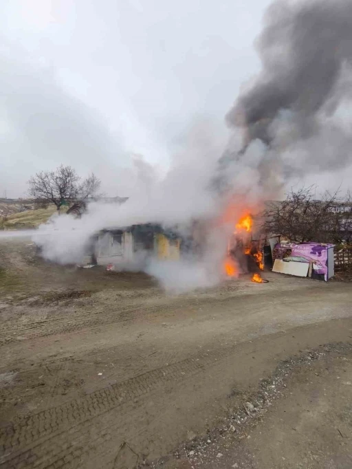 Elazığ’da odunluk deposunda yangın

