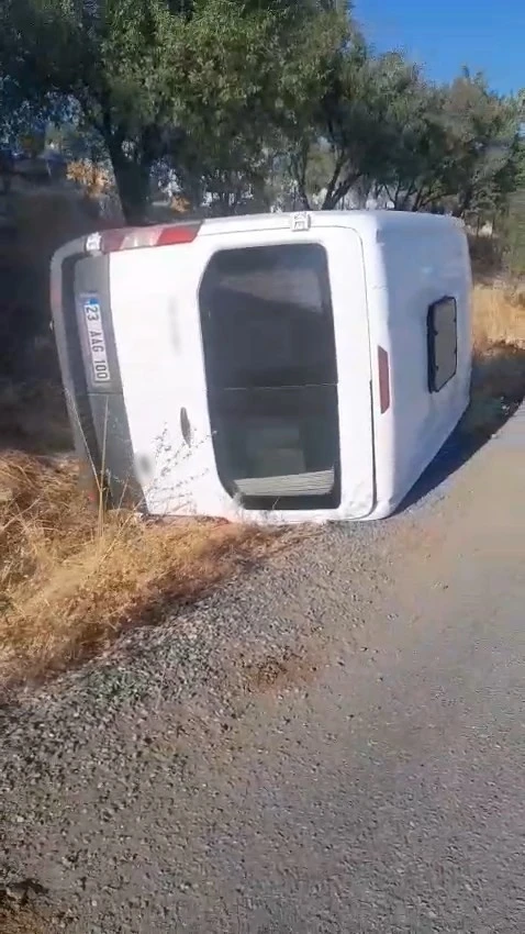 Elazığ’da öğrenci servisi devrildi, kazada yaralanan olmadı
