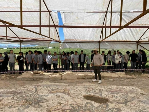 Elazığ’da öğrenciler tarihi mozaiği inceledi
