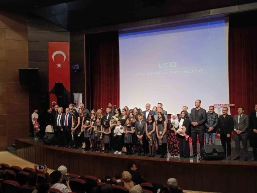 Elazığ&rsquo;da &ouml;ğretmen, veli ve &ouml;ğrencilerden oluşan koro b&uuml;y&uuml;k beğeni topladı
