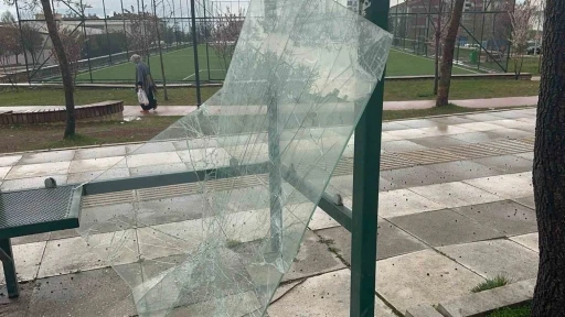 Elazığ’da otobüs durağına zarar veren 3 kişi yakalandı

