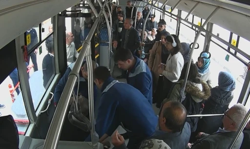 Elazığ&rsquo;da otob&uuml;s şof&ouml;r&uuml; rahatsızlanan yolcuyu hastaneye yetiştirdi
