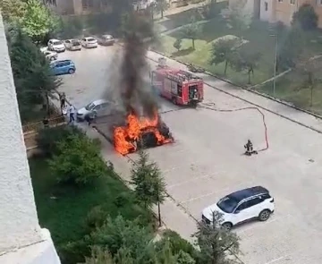 Elazığ’da otomobil alev alev yandı
