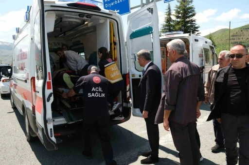 Elazığ&rsquo;da otomobil aydınlatma direğine &ccedil;arptı: 1&rsquo;i bebek 4 yaralı
