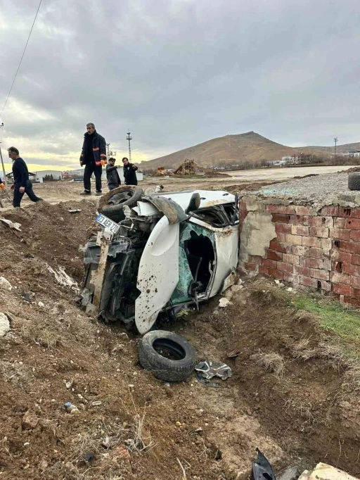 Elazığ&rsquo;da otomobil aydınlatma direğine &ccedil;arptı: 2 yaralı
