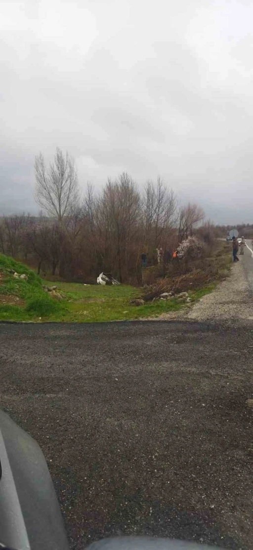Elazığ&rsquo;da otomobil dereye u&ccedil;tu: 3 yaralı
