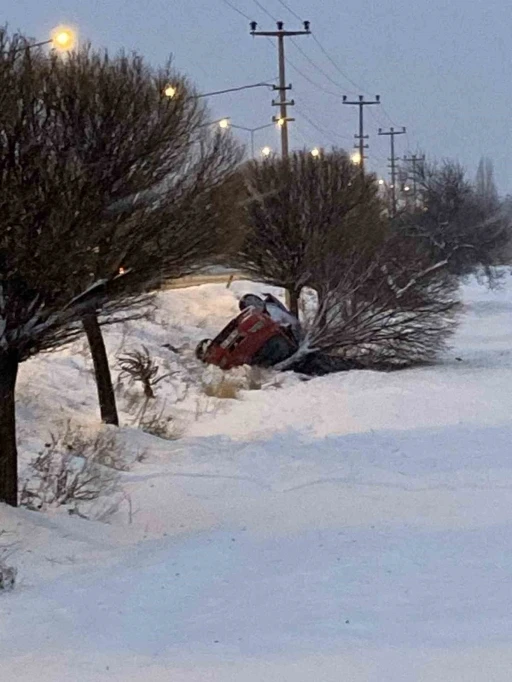 Elazığ&rsquo;da otomobil devrildi

