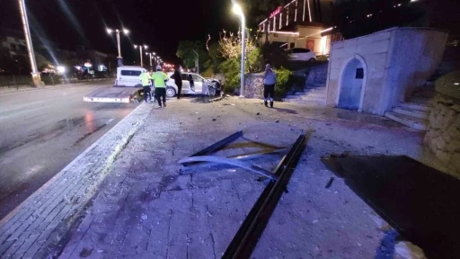 Elazığ’da otomobil durağa çarptı: 1 yaralı
